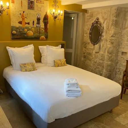 La Maison Des Augustins 4 Stars Et Fitness Bed & Breakfast Avignone