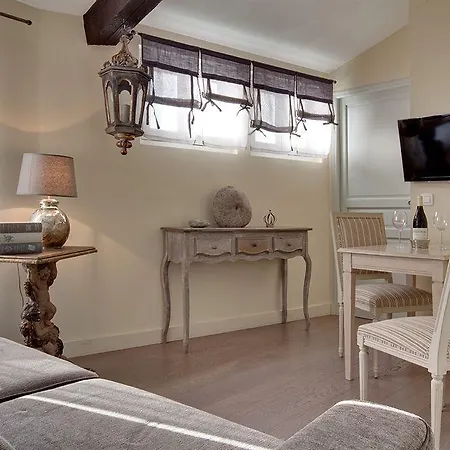 La Maison Des Augustins 4 Stars Et Fitness Bed and breakfast 4*